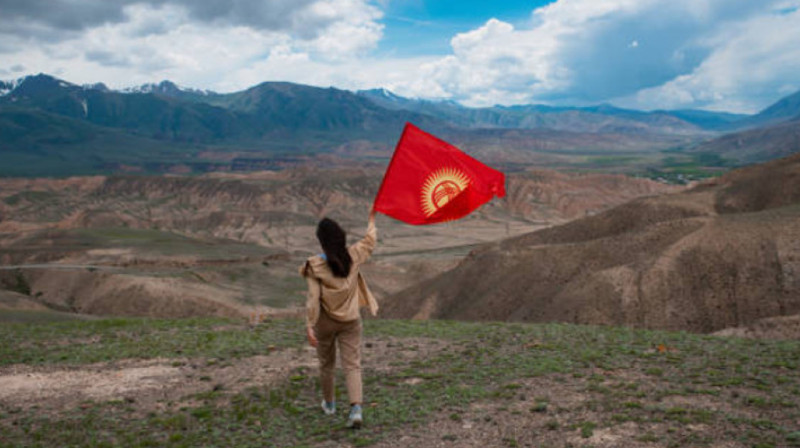 Кабинет министров Кыргызстана поддержал инициативу об изменении дизайна флага