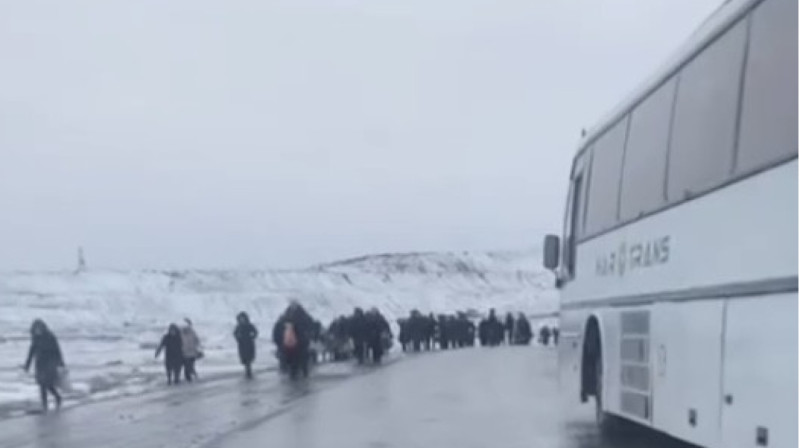 Три автобуса с рабочими скатились с трассы в Экибастузе
