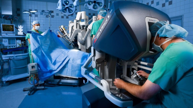 В Астане пациенту заменили суставы с помощью робота-ассистента