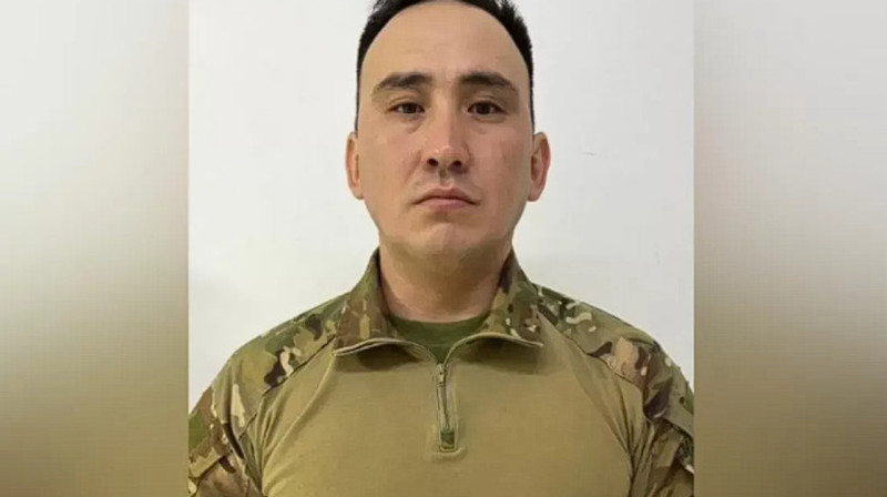 Военнослужащий вытащил водителя из горящей машины в Астане