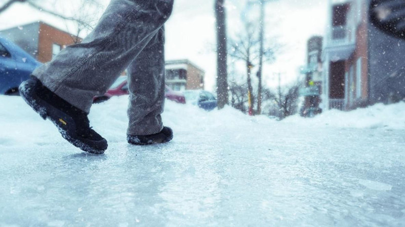 29 человек попали в больницы с травмами из-за гололёда в Астане