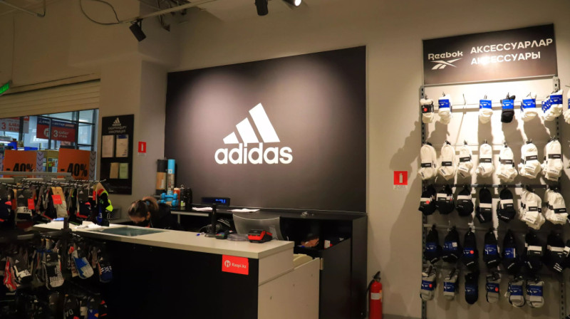 Adidas и Reebok вновь будут продавать в России