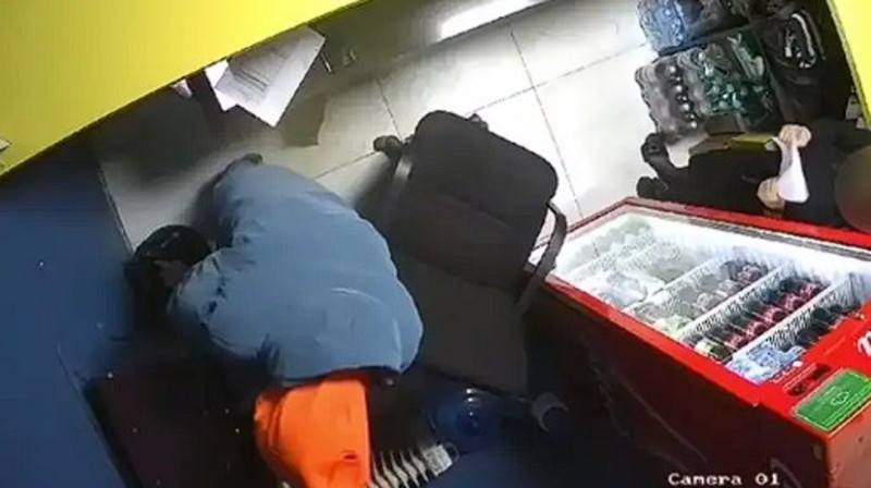 В Атырау мужчина с ножом и в маске напал на букмекерскую контору