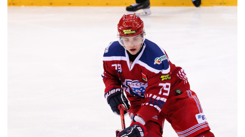 Российского хоккеиста удалили с матча из-за куриного наггетса