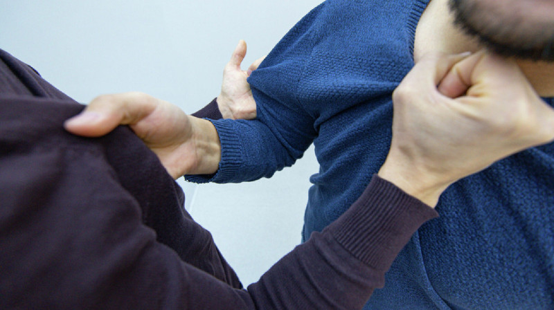 В Алматы прохожие сняли на видео избиение мужчины