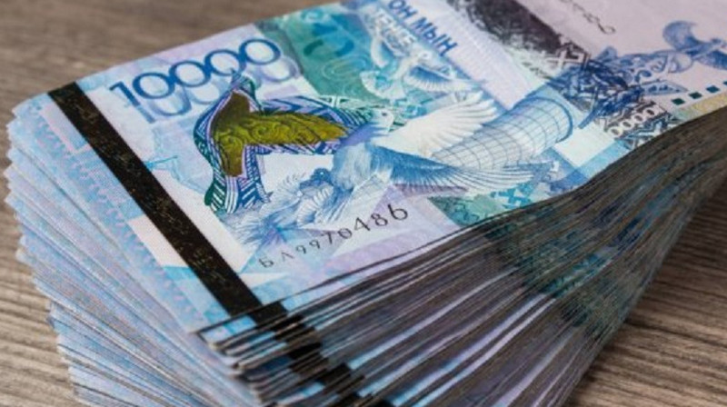 Курс валют снизился перед выходными в Казахстане