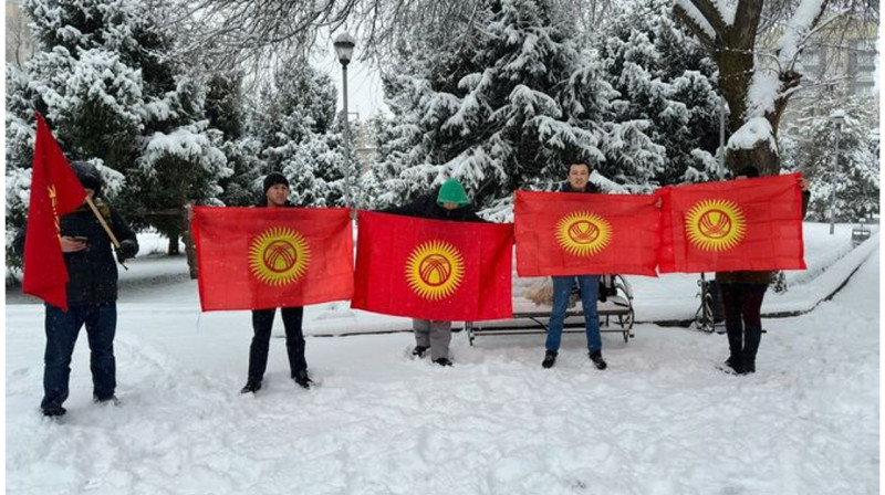 Кыргызстанцы вышли на митинг против смены дизайна флага