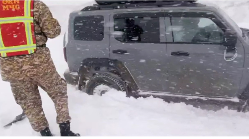 Казахстанцы из-за сильного снегопада застряли в Иссык-Кульской области