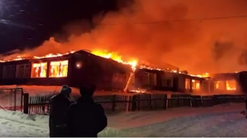 Здание школы подожгли перед проверкой губернатора в Иркутской области. ВИДЕО