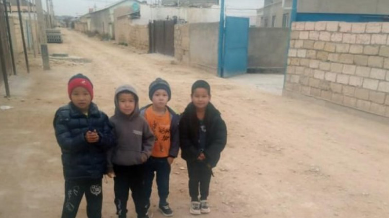 В Мангистау дети играют в футбол на дороге, из-за отсутствия поля