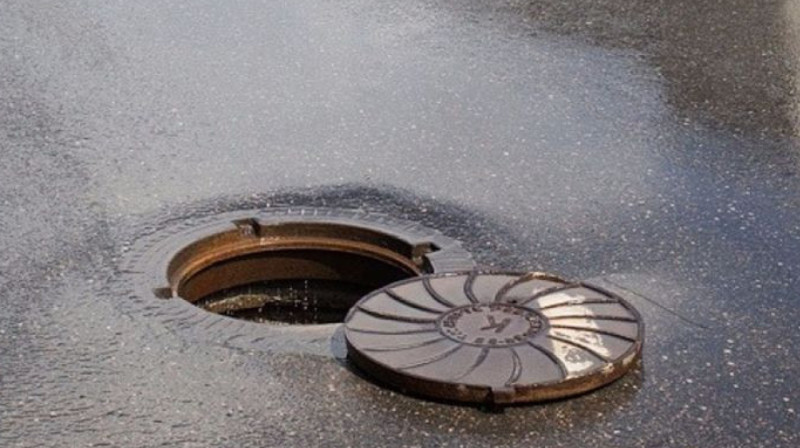 Люк в одном из сел ВКО не закрыли даже после падения туда ребенка