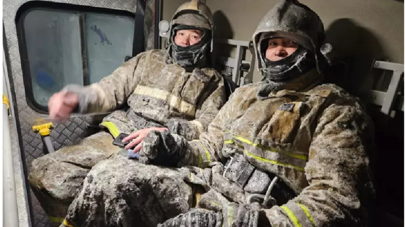 В Акмолинской области пожарные на морозе -40 боролись с огнем (фото)
