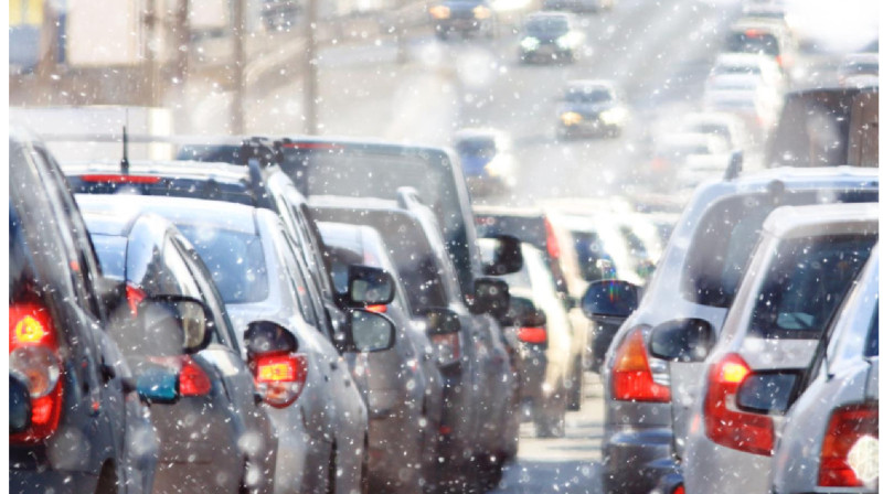 В Алматы снегопад спровоцировал дорожный коллапс