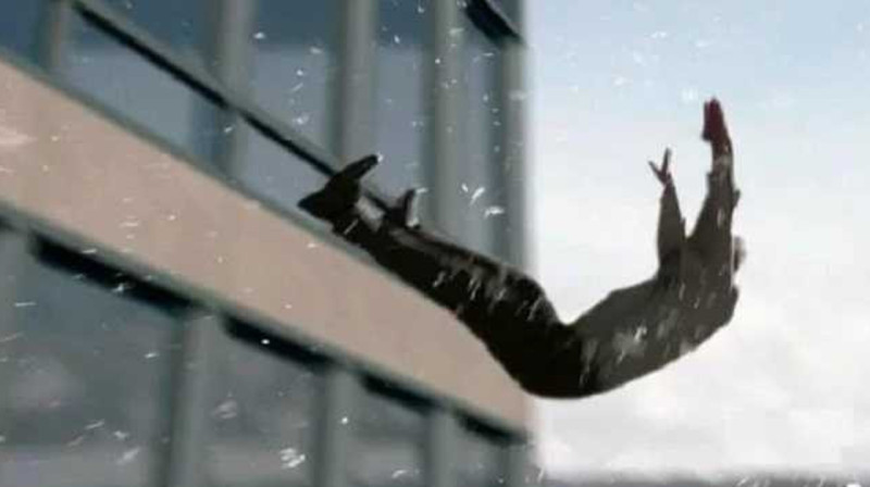 Несовершеннолетний выпал с балкона многоэтажки в Уральске