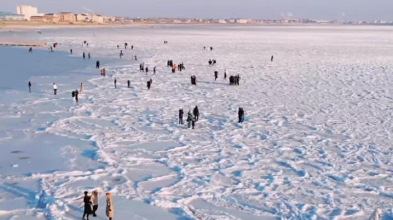 Каспийское море в Актау покрылось льдом толщиной до двух сантиметров