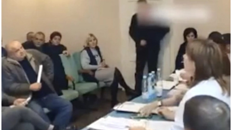 В сети появилось видео подрыва гранат на заседании украинским депутатом