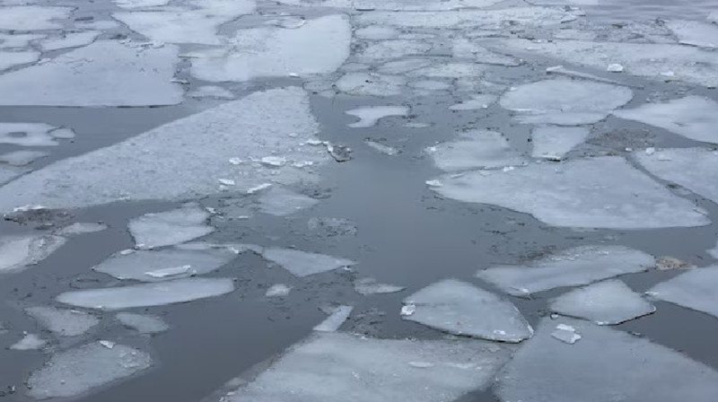 Двое мужчин провалились под лед в Костанайской области
