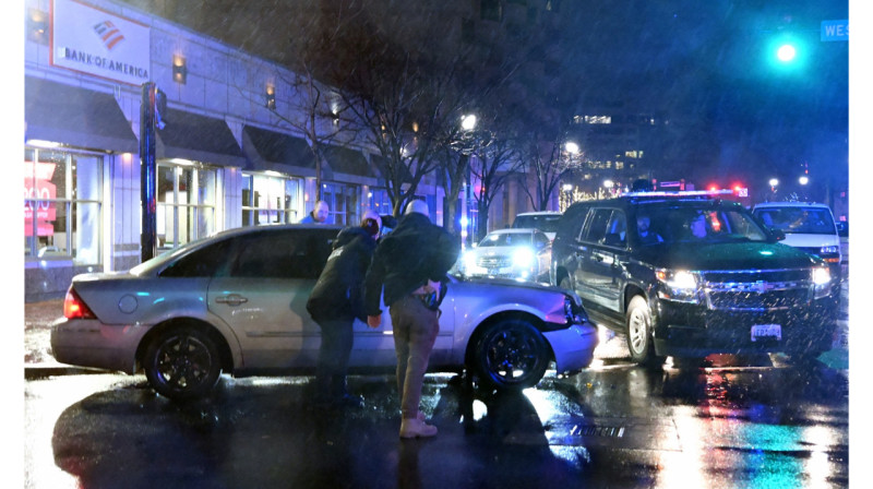 Неизвестный въехал в машину кортежа Байдена