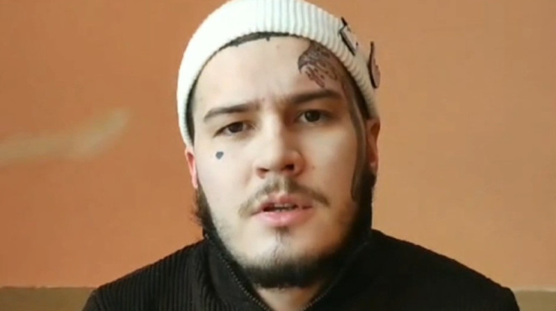 Пьяный россиянин отпинал инсталляцию в виде буквы "Z". ВИДЕО