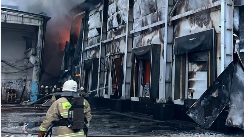 Сильный пожар охватил складские помещения в Алматы