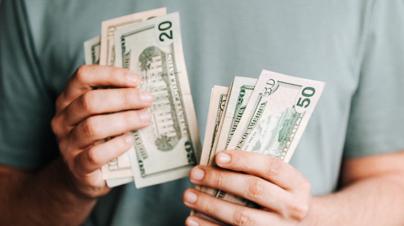 Казахстанцы стали вкладывать больше денег в банки