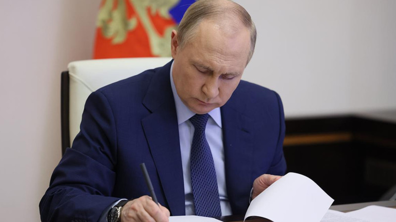 Путин подписал закон, запрещающий школьникам пользоваться телефонами на уроках