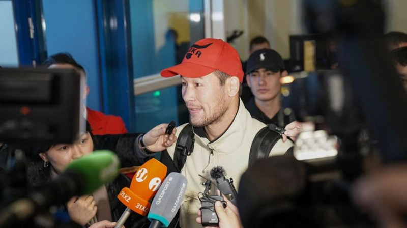 Фанаты "Кочевника" Рахмонова горячо встретили его в Алматы (видео)