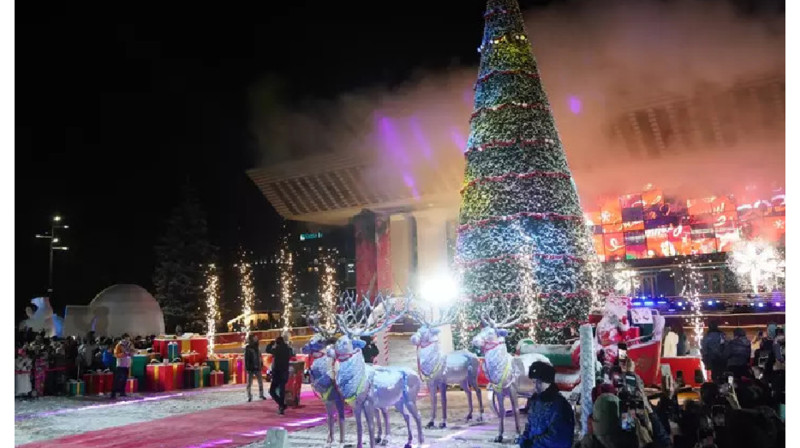 С грандиозным концертом зажгли главную ёлку города Алматы