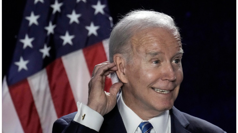 Байден вновь оконфузился: попытался обнять пустоту (видео)