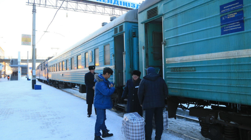 Казахстанец предложил министрам прокатиться на поезде, в котором «задубенел как собака»