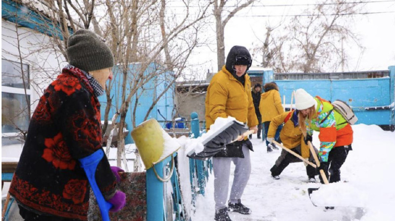 Столичные волонтеры оказали помощь пожилым людям в очистке снега