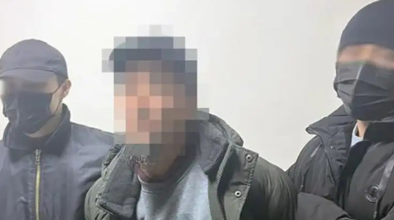 Судимого за кражу, изнасилование и убийство задержали в аэропорту Алматы