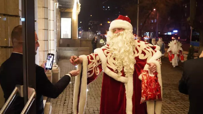 60 Дедов Морозов прошлись по Алматы