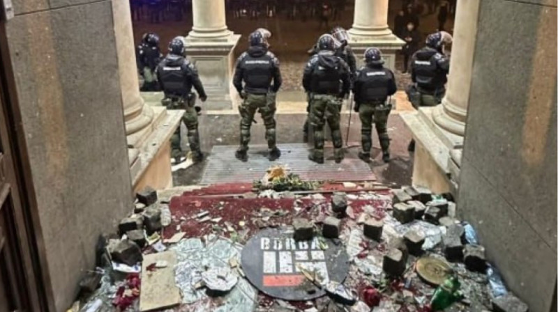 Появились кадры из здания Парламента Сербии после протестов