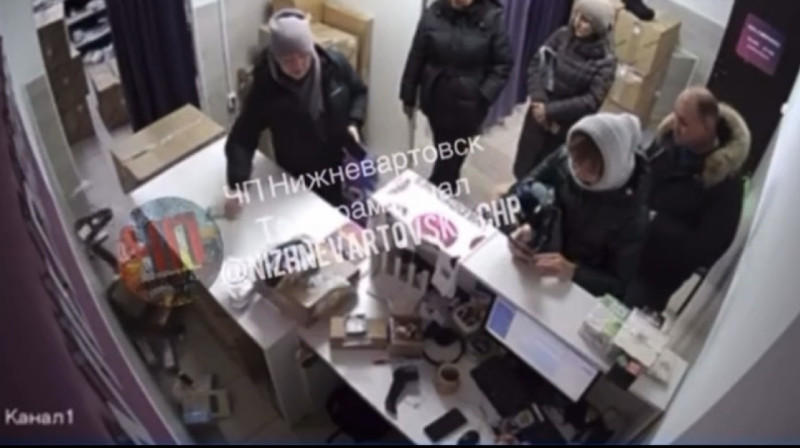 Разъяренная россиянка разгромила пункт выдачи Wildberries