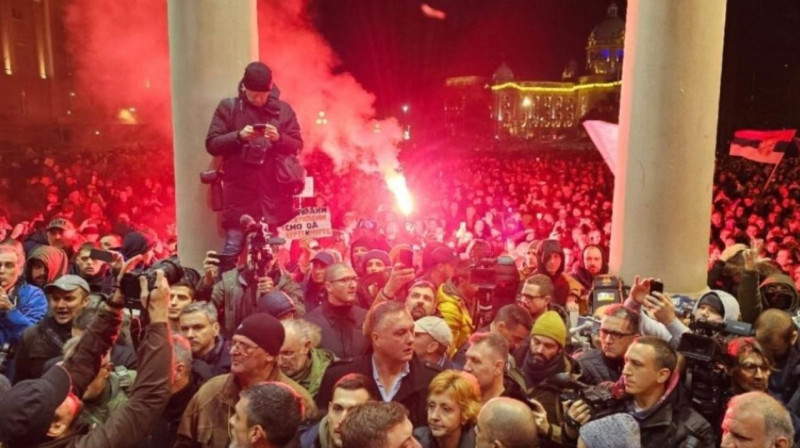В Сербии протестующие пытались захватить мэрию Белграда, президент выступил с обращением