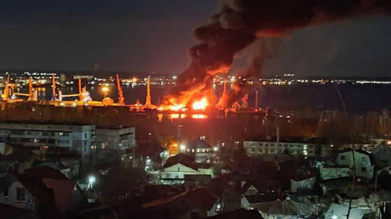 Российский десантный корабль с «шахедами» уничтожен в порту Феодосии