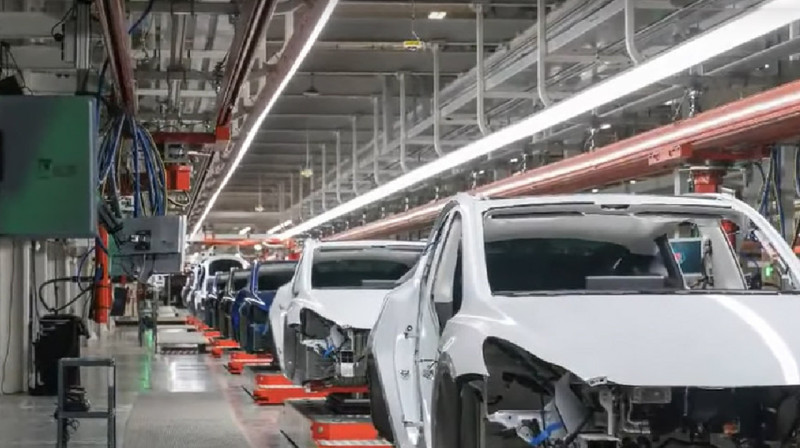 На заводе Tesla робот напал на человека