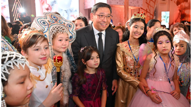 Снежинки, Батыры, Зайчики: президентская ёлка прошла в Алматы (видео)