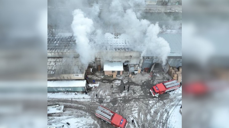 Крупный пожар произошел на складе в столице Кыргызстана