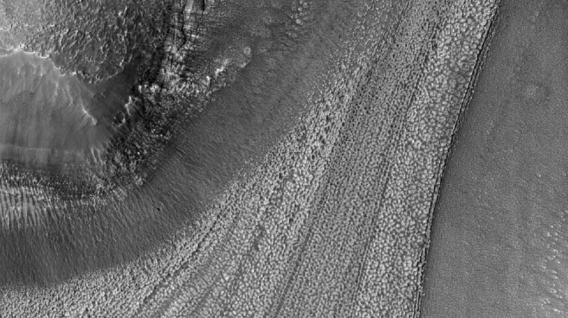NASA опубликовало снимок льда на поверхности Марса