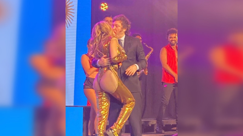 Президент Аргентины публично страстно поцеловал свою подругу на сцене. ВИДЕО