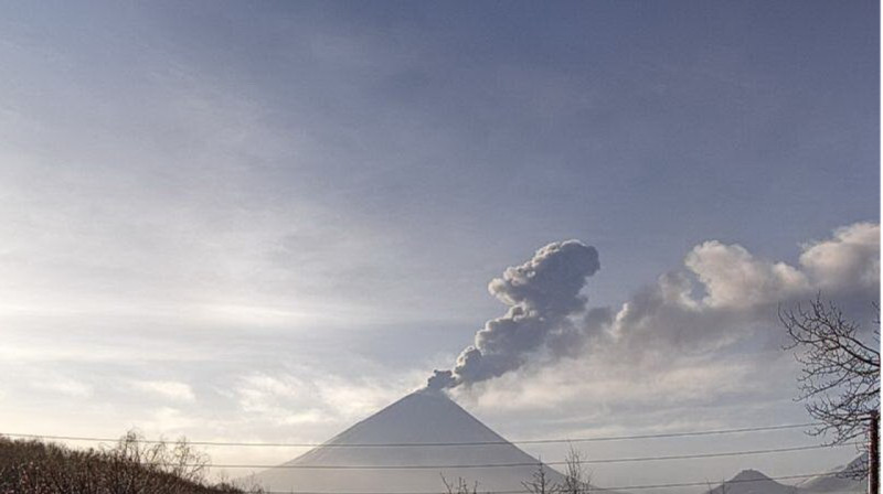 Самый высокий активный вулкан Евразии выбросил пепел