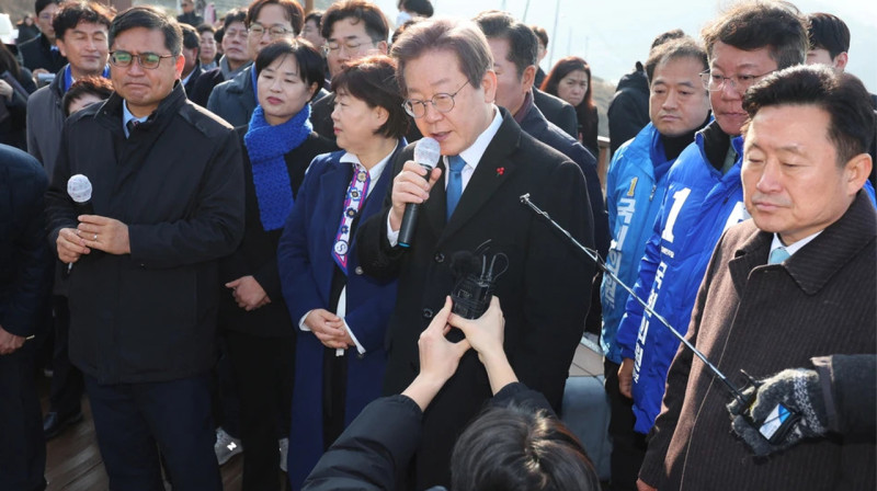 На лидера оппозиции в Южной Корее напали с ножом на конференции. ВИДЕО