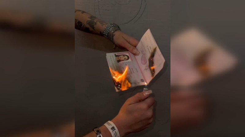 Российская блогерша сожгла свой паспорт из-за фотографии. ВИДЕО