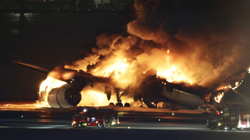 Столкновение самолетов в аэропорту Токио: экипаж второго самолета пропал без вести