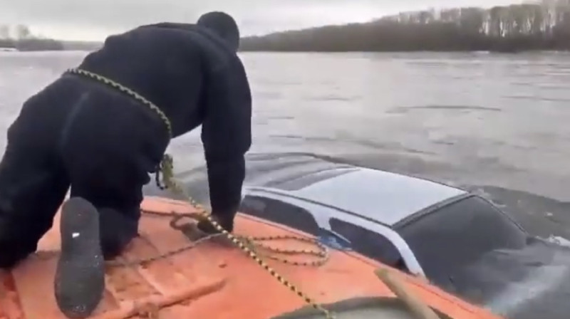 В Усть-Каменогорске машина скатилась в реку Иртыш