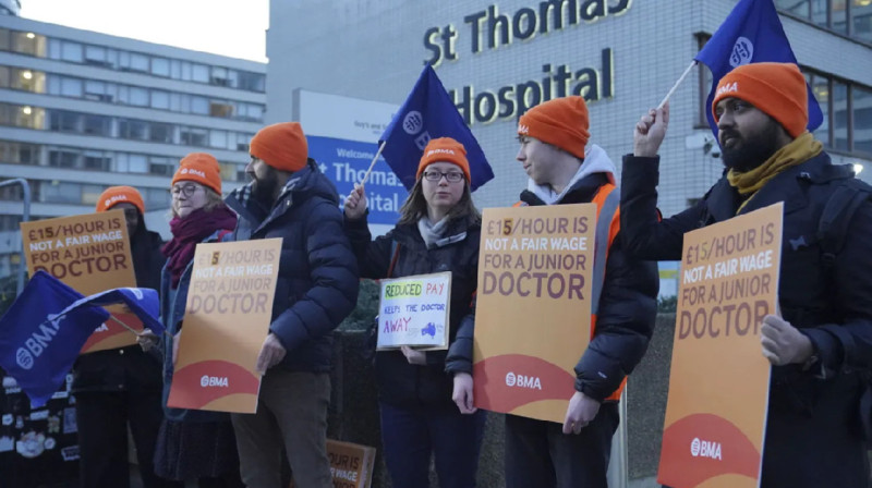 Медики бастуют в Англии