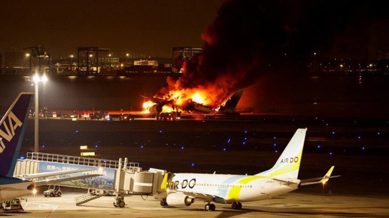Столкновение самолетов в Токио: названы предварительные причины