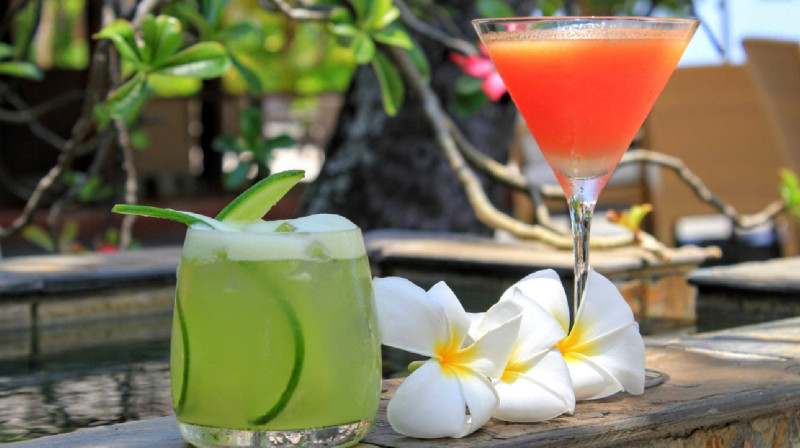 В популярной среди казахстанцев курортной стране отменили налог на крепкие напитки